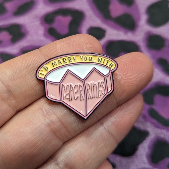 💍Taylor Swift - Paper Rings - Enamel Pin NEW - Picture 2 of 4